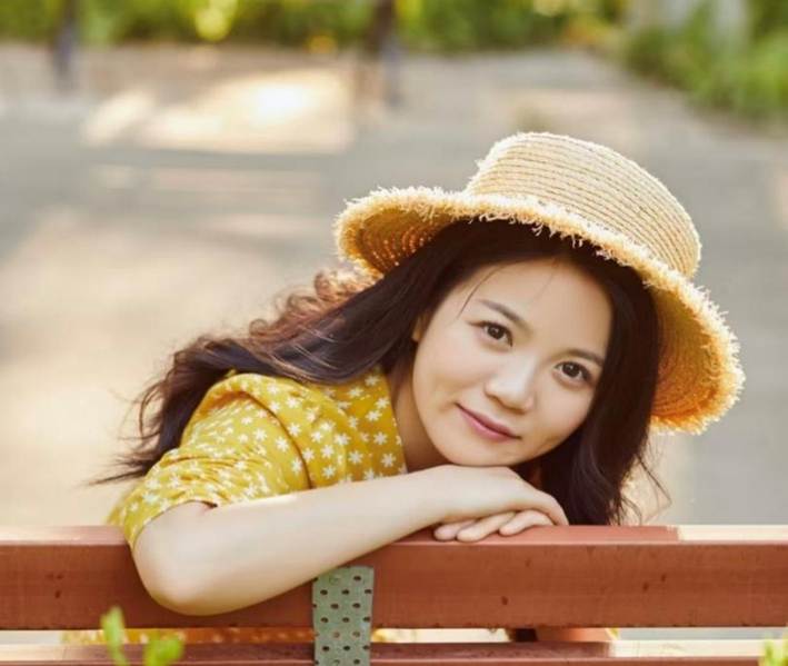 戴着帽子的女人在围栏里 AI 生成的内容可能不正确。